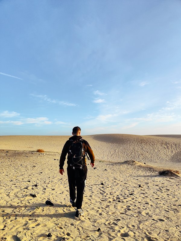 Dunas de corralejo Fotografia di un uomo che cammina di spalle sulle Dune di Corralejo a Fuerteventura