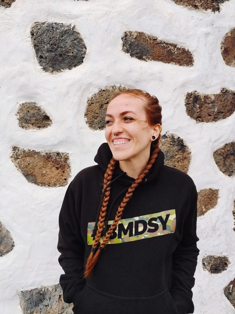 Melania al Mulino de Villaverde Fotografia che ritrae Melania sorridente davanti al Mulino di Villaverde a Fuerteventura