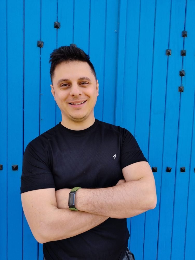 Stefano con porta blu Fuerteventura Stefano sorridente davanti ad una porta di colore blu acceso a Fuerteventura