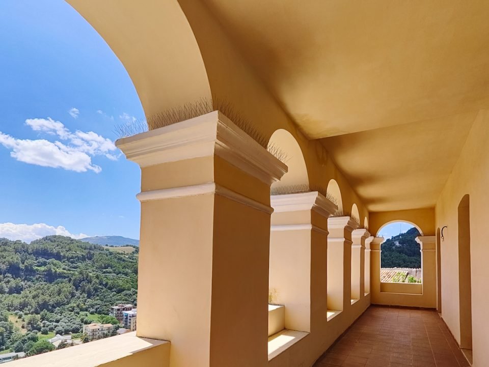 Porticato del coworking di Tursi con vista sul paese