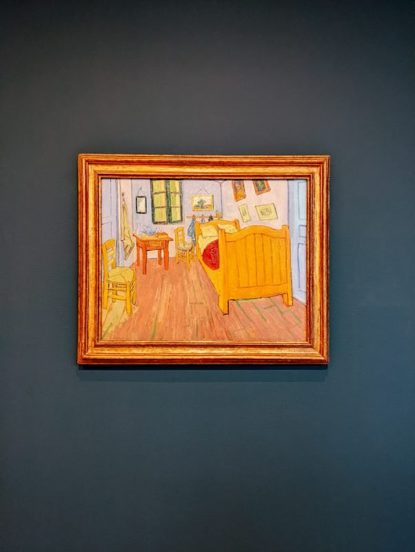 bedroom in arles Foto del dipinto bedroom in arles del pittore vincent van gogh, raffigurante una stanza da letto con le pareti di colore azzurro