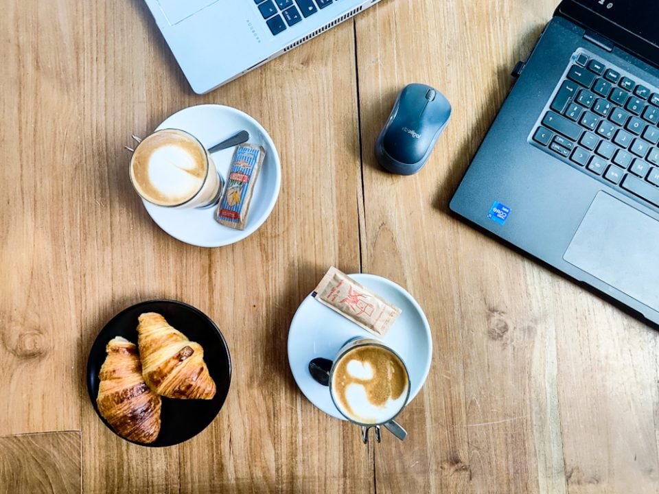 Foto in un Coworking Cafe in Fuerteventura che mostra laptop e caffè