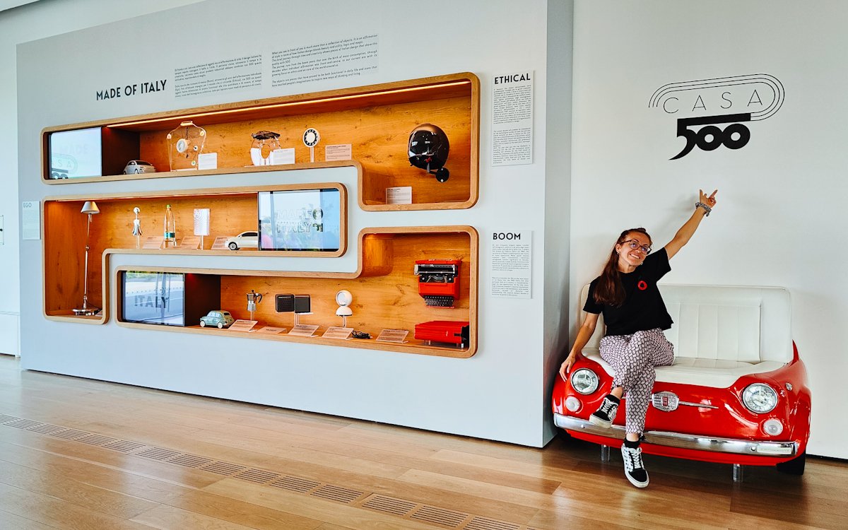 museo casa 500 fotografia scattata nel museo casa 500 raffigurante Melania seduta su un divanetto a forma di automobile 500
